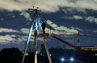 В деревне под Тверью электрики починили загоревшийся провод В деревне под Тверью электрики починили загоревшийся провод
