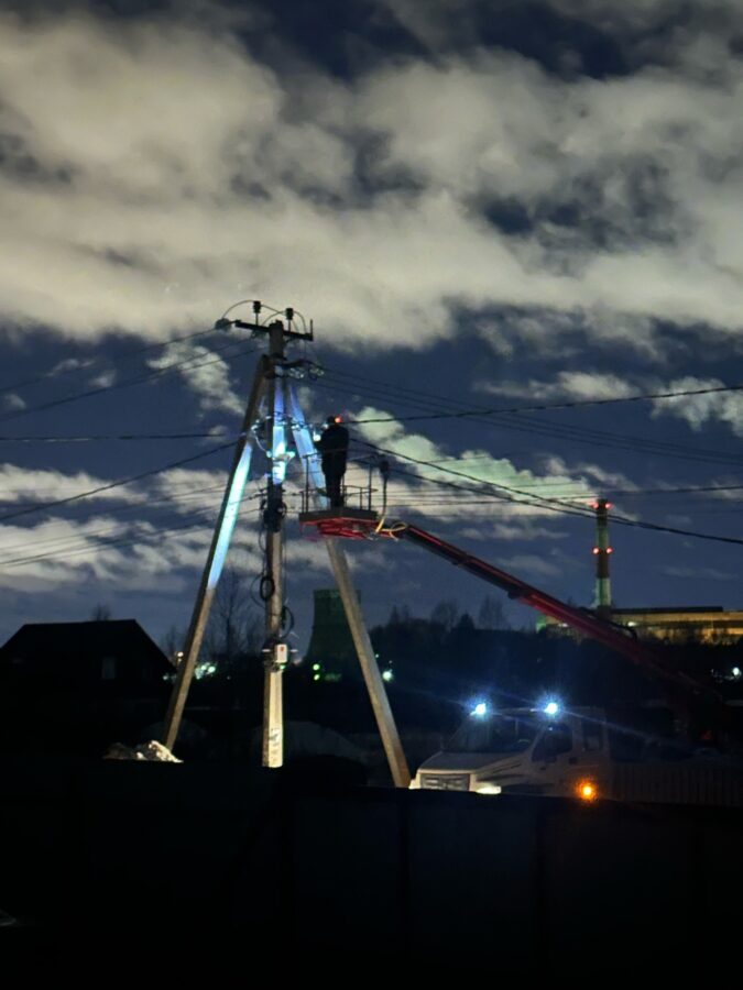 В деревне под Тверью электрики починили загоревшийся провод