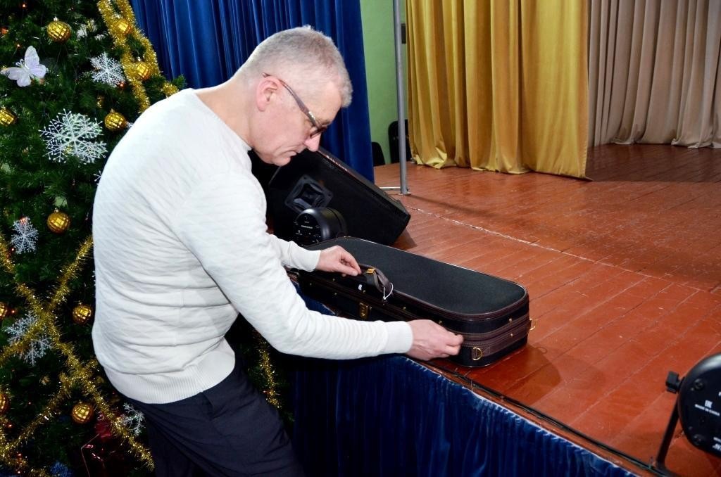 Глава Вышневолоцкого округа подарила детям китайскую скрипку