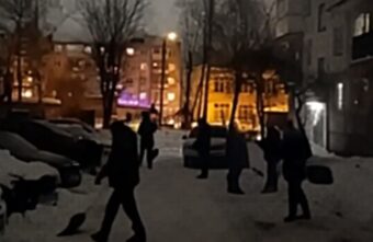 Жители Твери сами очищают дворы, не дожидаясь коммунальщиков Жители Твери сами очищают дворы, не дожидаясь коммунальщиков