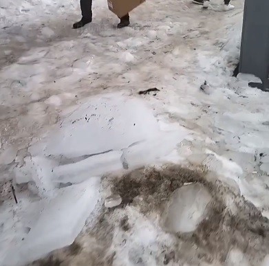 Жительница Твери пожаловалась на снежные горы и льдины на остановке