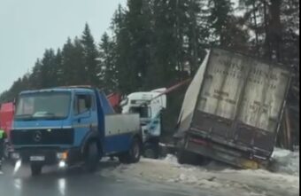 В Тверской области большегруз вылетел с дороги