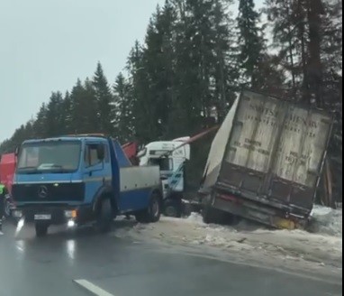 В Тверской области большегруз вылетел с дороги