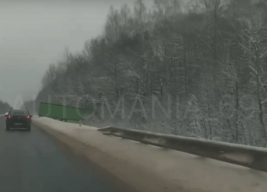 Фура съехала с трассы в Тверской области