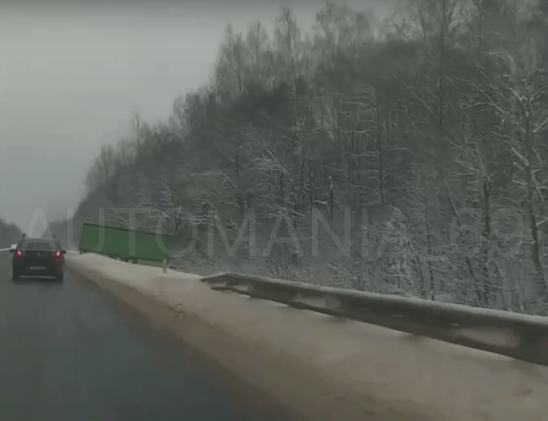 Фура съехала с трассы в Тверской области