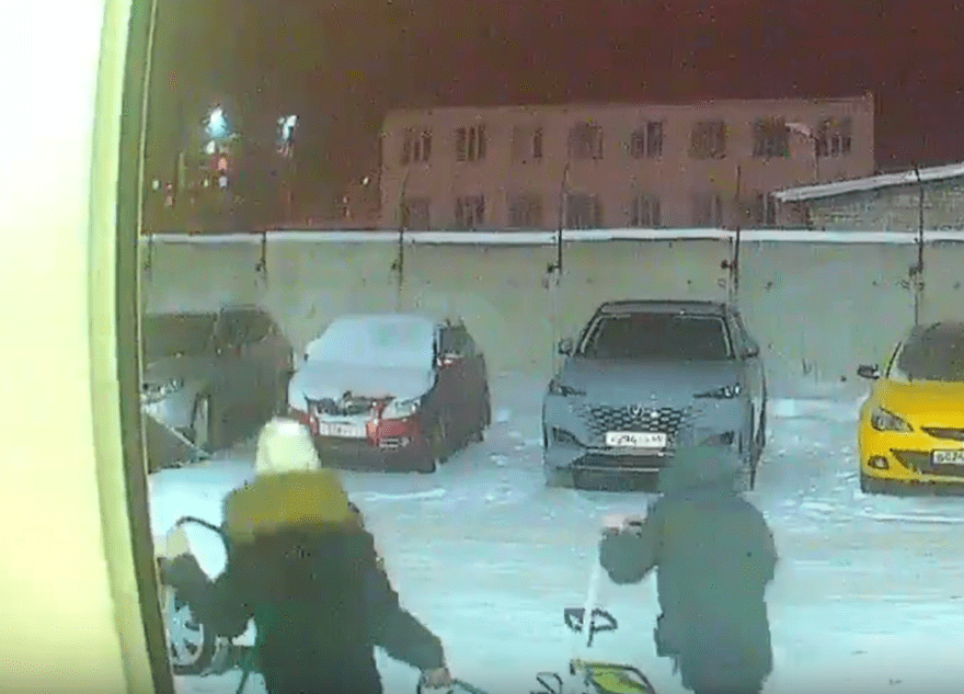 В Твери неизвестные украли из подъезда санки для двойняшек