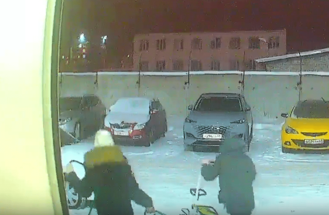 В Твери неизвестные украли из подъезда санки для двойняшек