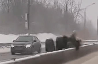 В Тверской области большегруз на ходу потерял колёса В Тверской области большегруз на ходу потерял колёса