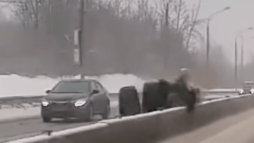 В Тверской области большегруз на ходу потерял колёса