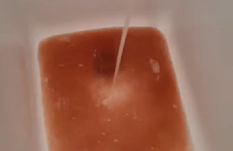 Жители села в Тверской области пожаловались на грязную холодную воду из-под крана