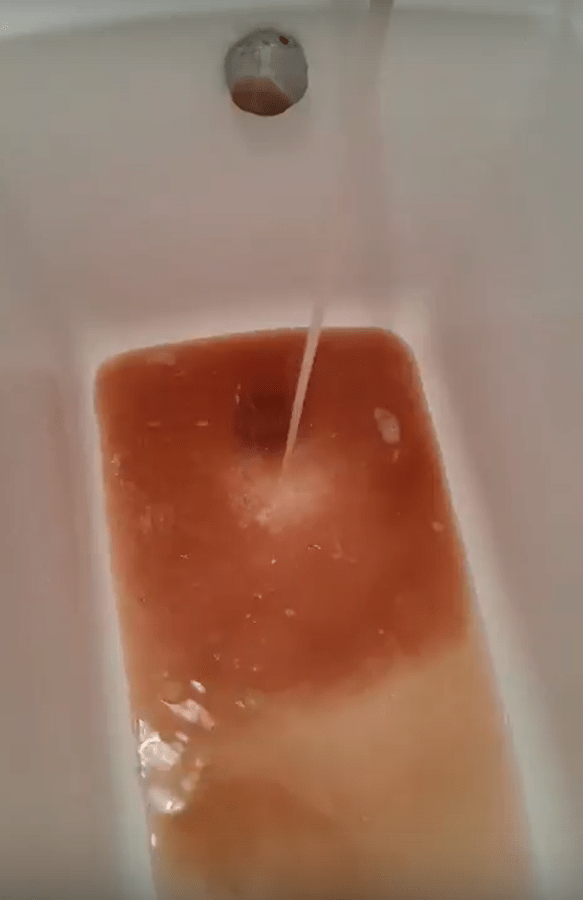 Жители села в Тверской области пожаловались на грязную холодную воду из-под крана