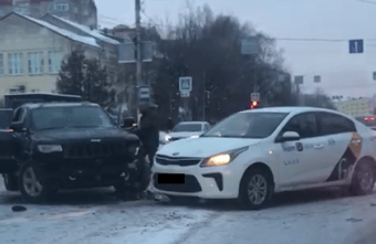 На проспекте в Твери столкнулись «Джип» и таксист