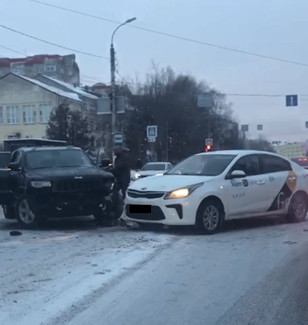 На проспекте в Твери столкнулись «Джип» и таксист