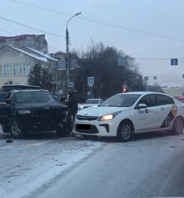 На проспекте в Твери столкнулись «Джип» и таксист