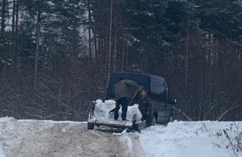 Деревенский житель подсыпал землякам снега и создал аварийную ситуацию под Тверью Деревенский житель подсыпал землякам снега и создал аварийную ситуацию под Тверью