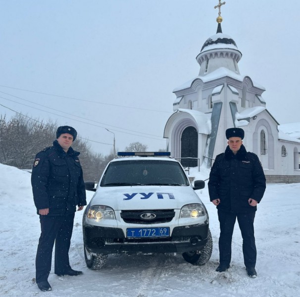 Жительница Твери поблагодарила полицейских за спасение от мошенников