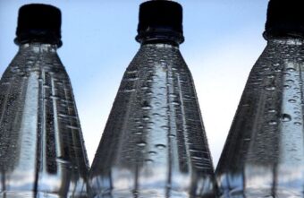 Врач рассказала, почему опасно пить минеральную воду