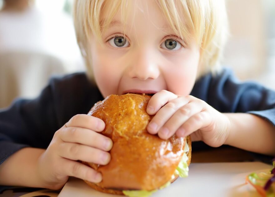 Врач рассказала, почему дети стали чаще страдать ожирением