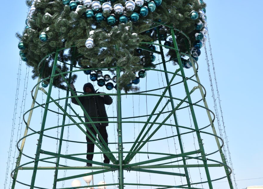 В Твери убирают с улиц новогодние украшения