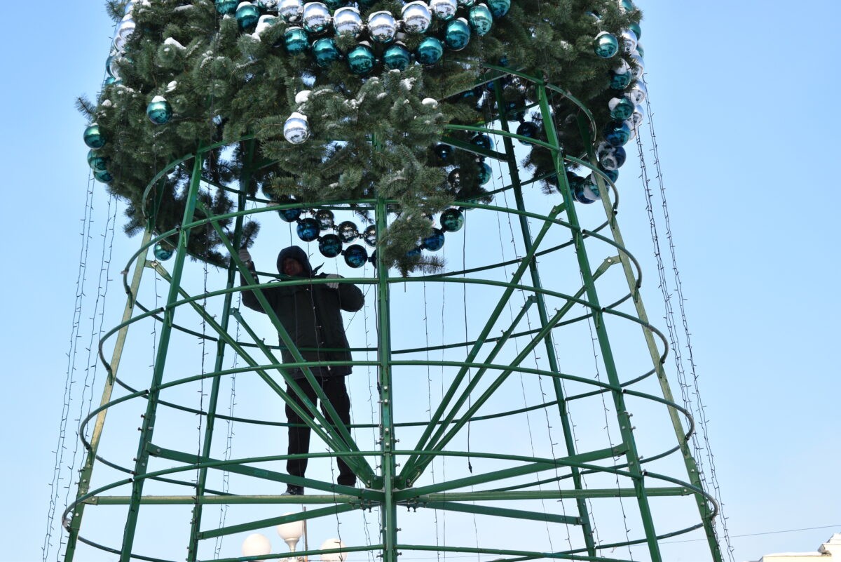 В Твери убирают с улиц новогодние украшения