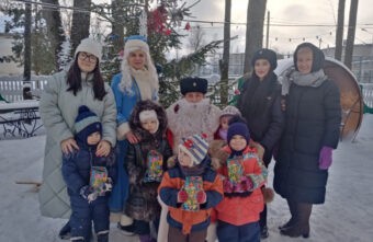 Полицейский Дед Мороз продолжает радовать детей Тверской области