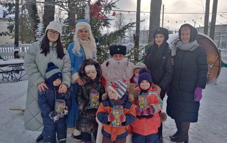 Полицейский Дед Мороз продолжает радовать детей Тверской области