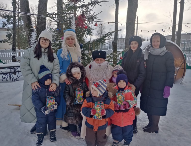 Полицейский Дед Мороз продолжает радовать детей Тверской области