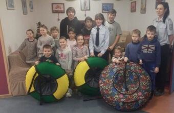 В Вышневолоцком округе сотрудники полиции порадовали детей новогодними подарками