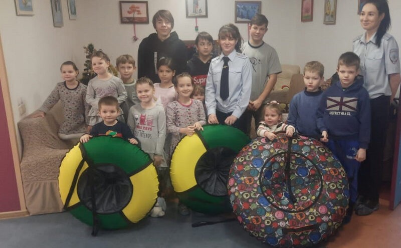 В Вышневолоцком округе сотрудники полиции порадовали детей новогодними подарками