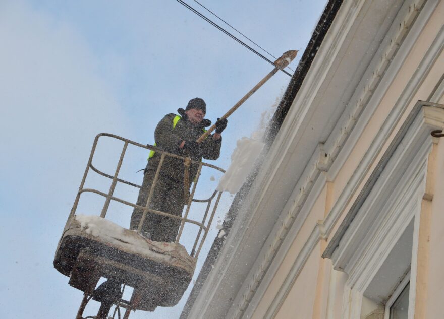 В Твери проверяют расчистку кровель от наледи и снега
