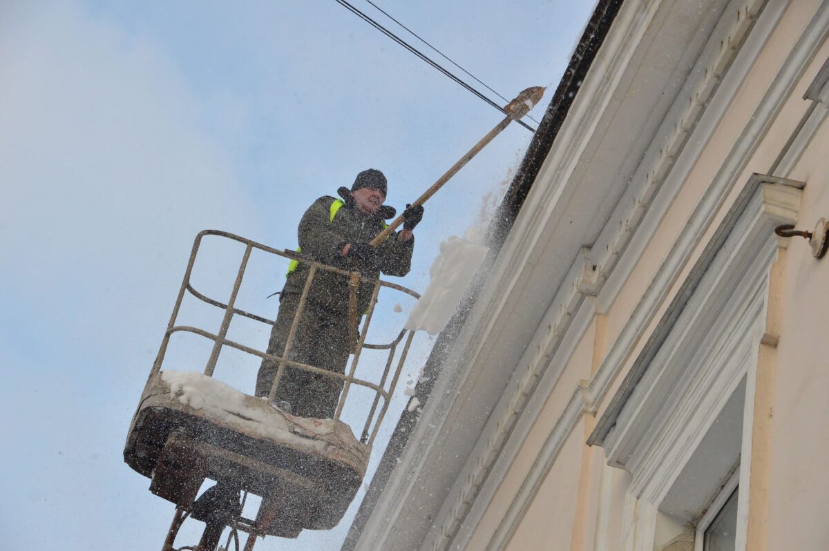 В Твери проверяют расчистку кровель от наледи и снега