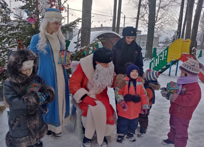 Полицейский Дед Мороз продолжает радовать детей Тверской области