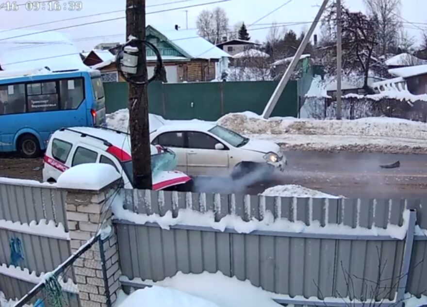 Санитарный автомобиль и автобус столкнулись в Тверской области Санитарный автомобиль и автобус столкнулись в Тверской области