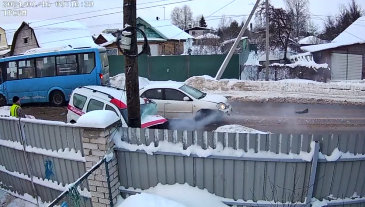 Санитарный автомобиль и автобус столкнулись в Тверской области | ТОП Тверь  новости