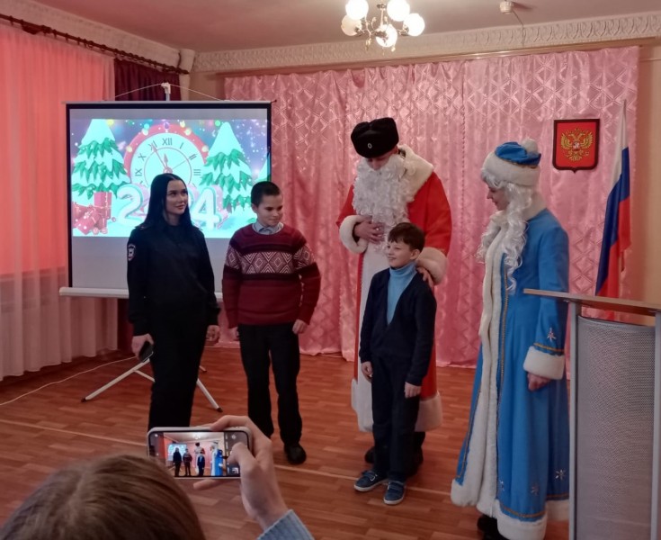 Полицейский Дед Мороз продолжает радовать детей Тверской области