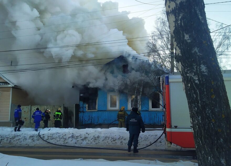 Днем в Тверской области загорелся дом