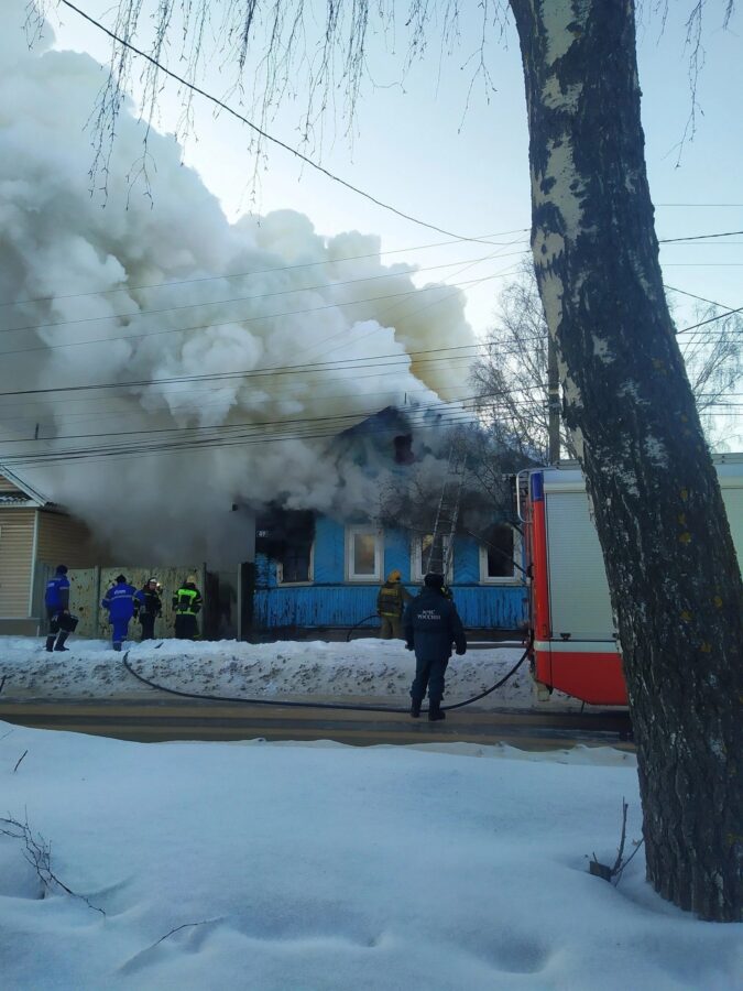 Днем в Тверской области загорелся дом