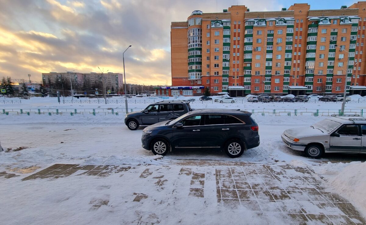 Жители Тверской области пожаловались на водителей, перекрывающих проход