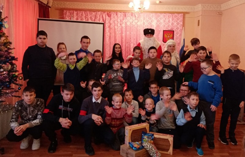 Полицейский Дед Мороз продолжает радовать детей Тверской области