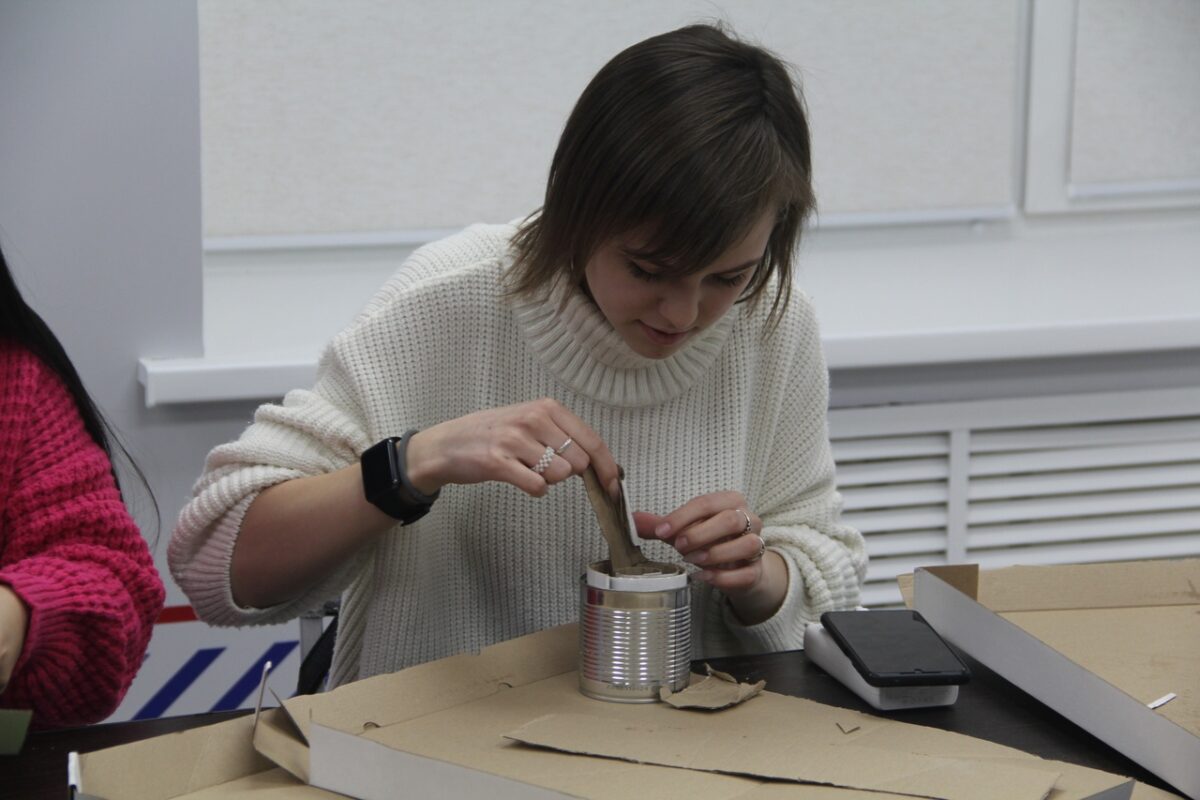 Активисты «Единой России» и МГЕР приняли участие в мастер-классе по изготовлению окопных свечей