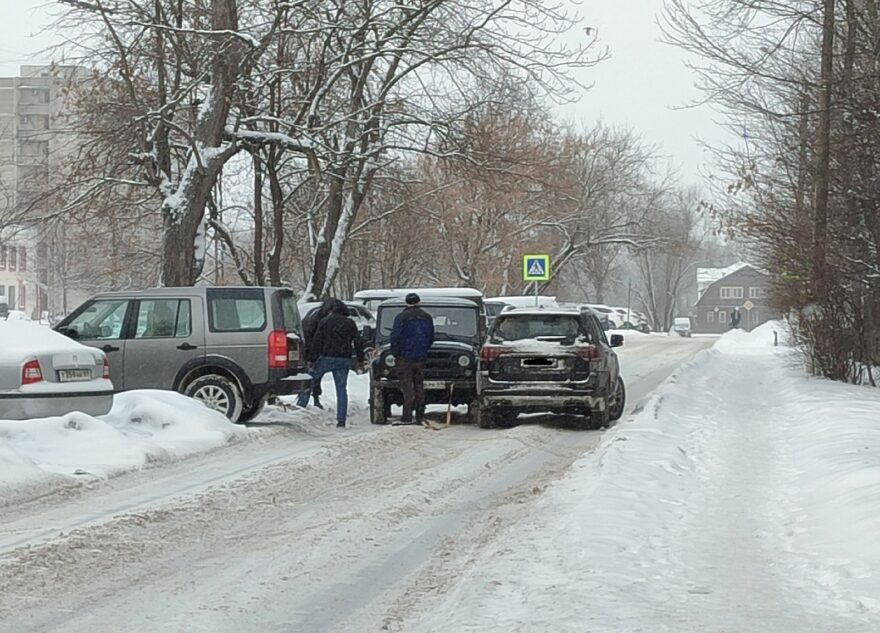 В Твери столкнувшиеся автомобили загородили проезд на бульваре Ногина В Твери столкнувшиеся автомобили загородили проезд на бульваре Ногина