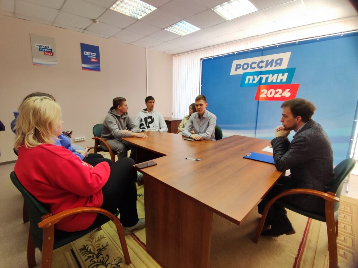 Участники добровольческих организаций города Твери провели круглый стол в региональном избирательном штабе Владимира Путина