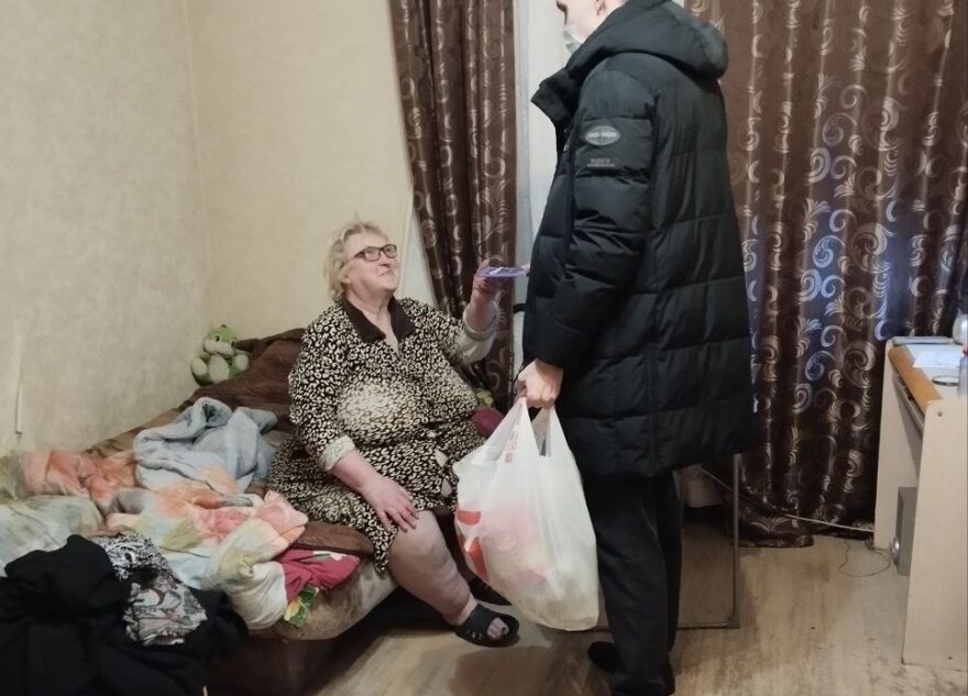 Активисты «МГЕР» помогли старшему поколению