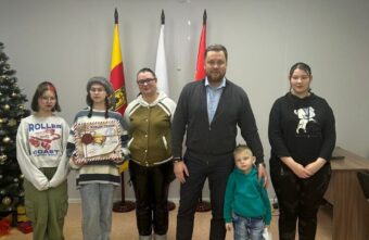 Многодетной семье из Тверской области, пережившей пожар, передали ключи от квартиры Многодетной семье из Тверской области, пережившей пожар, передали ключи от квартиры