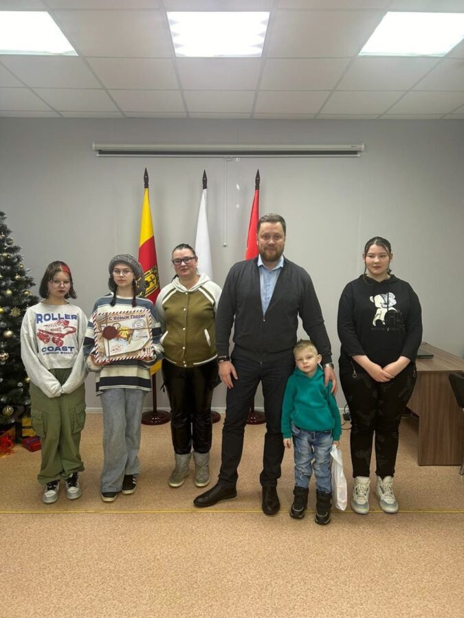 Многодетной семье из Тверской области, пережившей пожар, передали ключи от квартиры