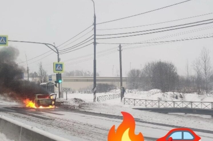 На трассе М-10 под Тверью загорелся легковой автомобиль