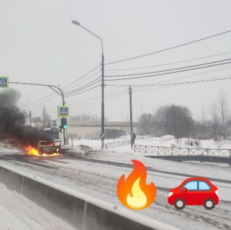 На трассе М-10 под Тверью загорелся легковой автомобиль