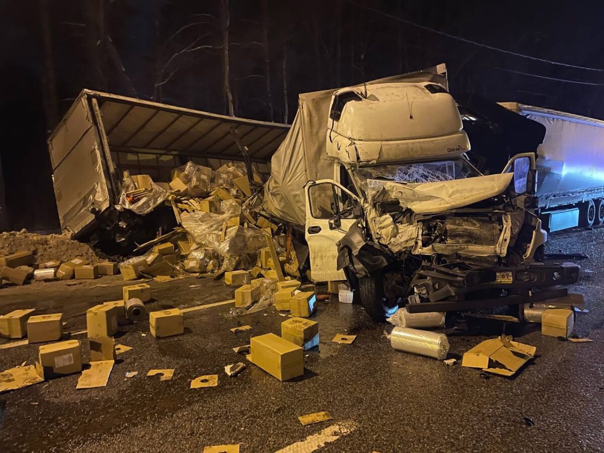 Один погиб, один пострадал: ДТП с участием трёх грузовиков в Тверской области
