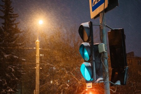 Ради безопасности в России начали перенастраивать светофоры Ради безопасности в России начали перенастраивать светофоры