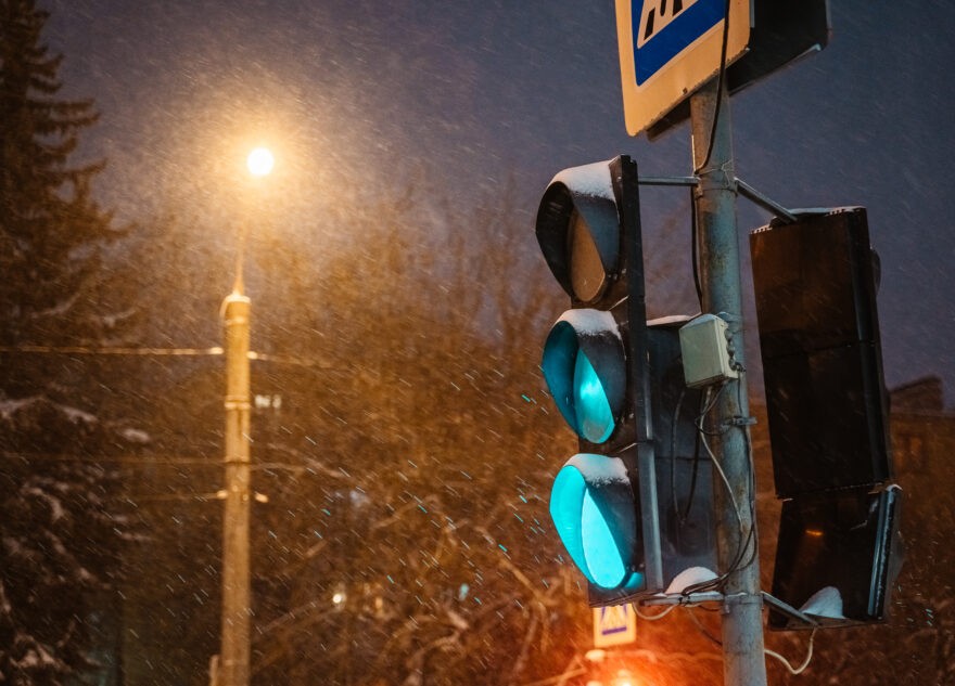 Ради безопасности в России начали перенастраивать светофоры